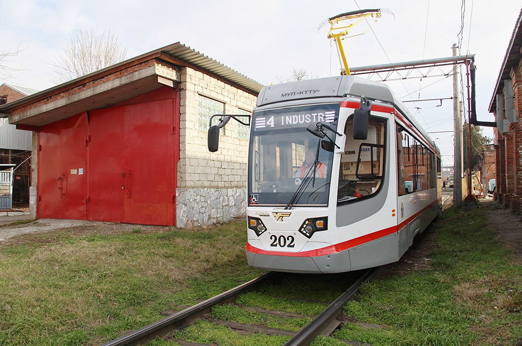 Трёхсекционные № 4 и № 8: два новых трамвая вышли на маршруты в Краснодаре