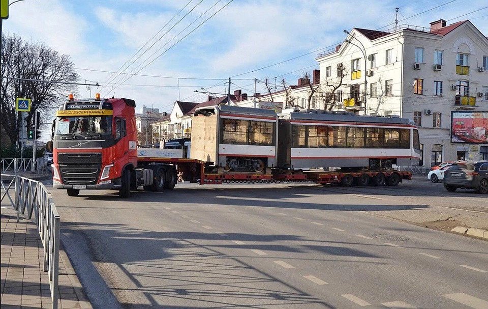 В Краснодар из Усть-Катава прибыл первый трехсекционный трамвай